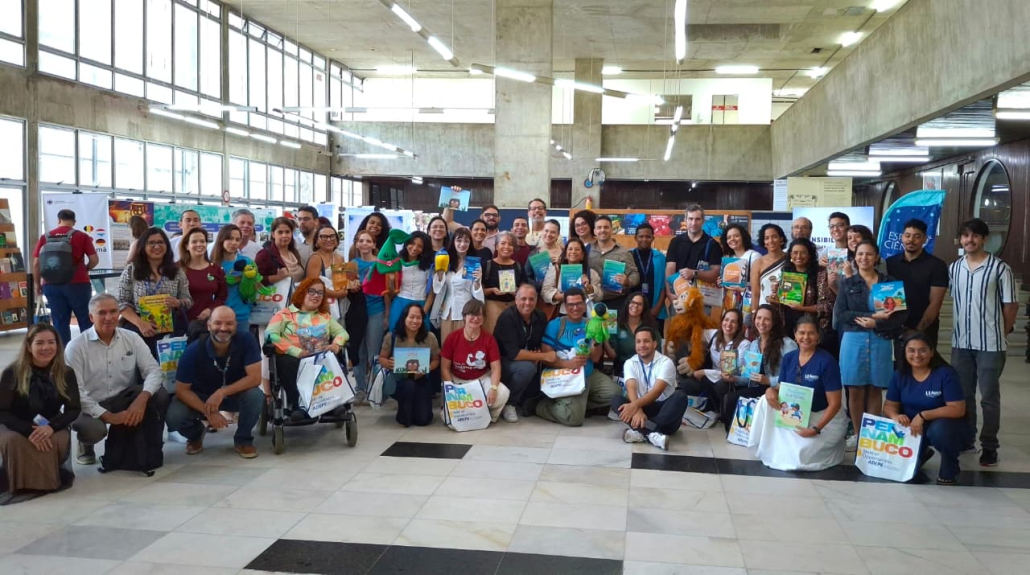 Governo de Pernambuco entrega livros de sensibilização científica e lança edital de apoio à 23ª Semana Nacional de Ciência e Tecnologia